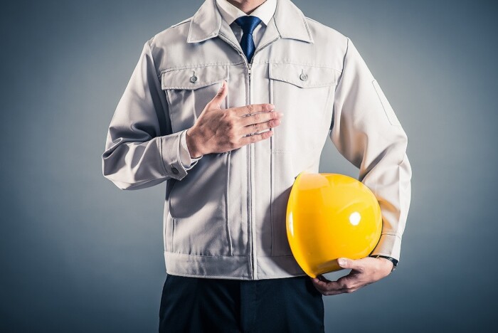 ヘルメットを持った男性