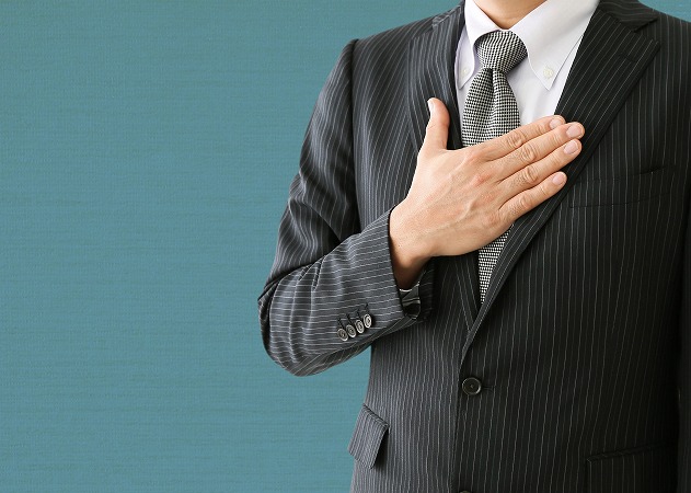 男性手を胸に